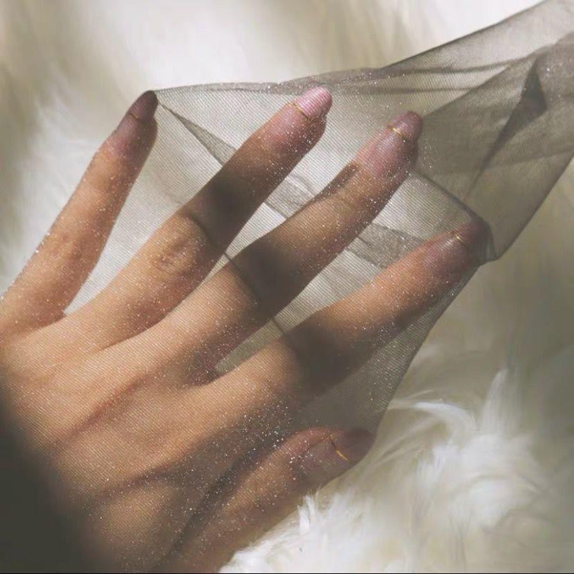 High-end pearlescent stockings and snag-proof stockings