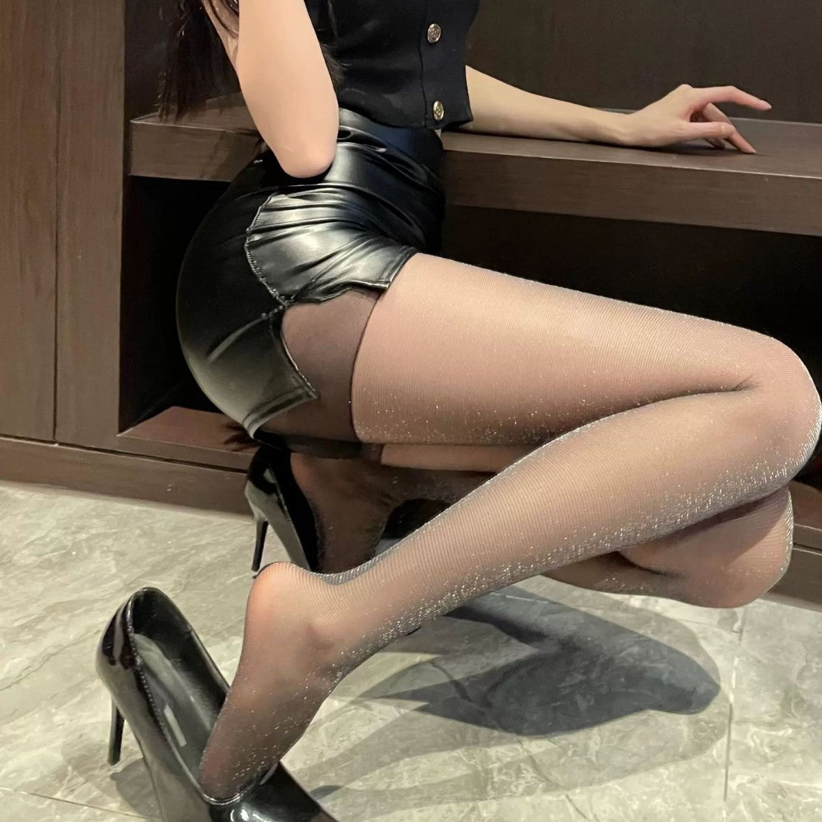 High-end pearlescent stockings and snag-proof stockings